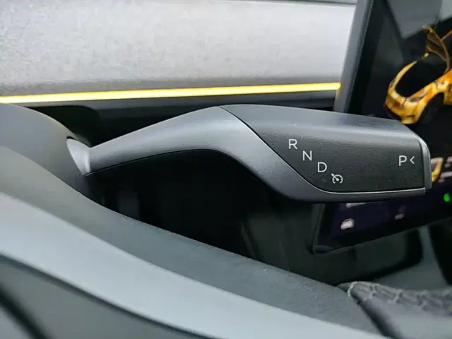 Tesla Model Y — Фото автомобиля 13