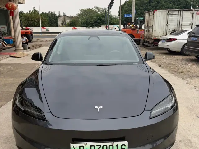 Tesla Model 3 — Фото автомобиля 2