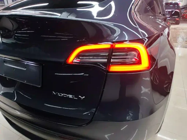 Tesla Model Y — Фото автомобиля 7