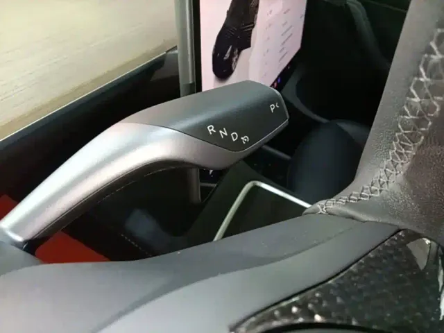 Tesla Model Y — Фото автомобиля 13