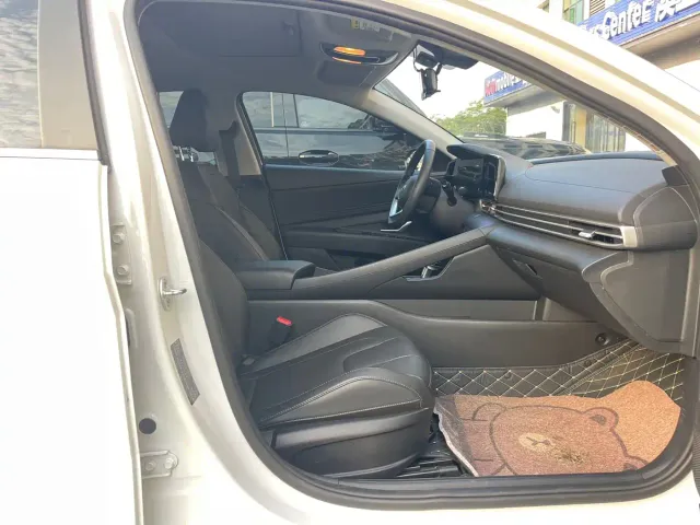Hyundai Elantra — Фото автомобиля 12