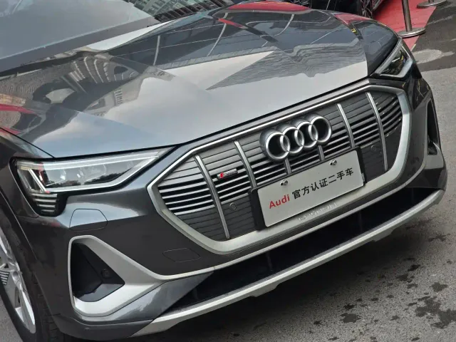 Audi e-tron — Фото автомобиля 3