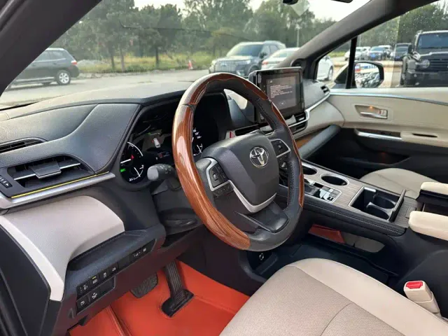 Toyota Sienna — Фото автомобиля 12