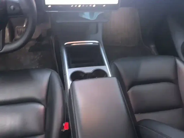 Tesla Model Y — Фото автомобиля 13
