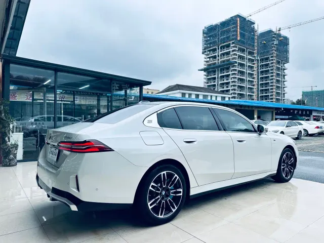 BMW 5 Series — Фото автомобиля 9