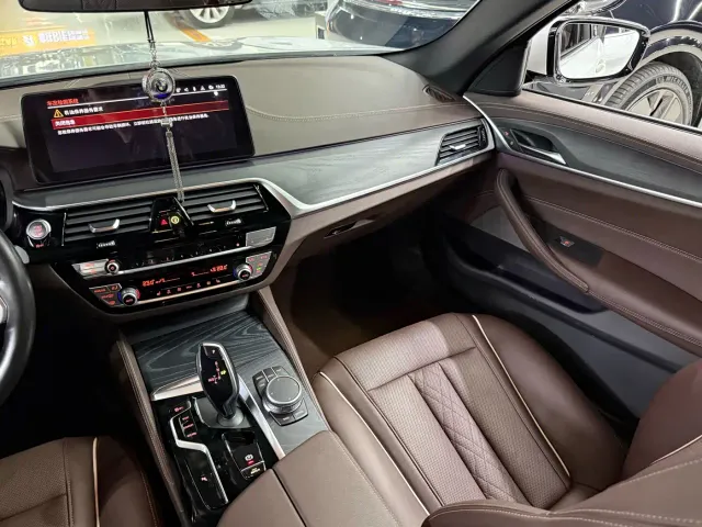 BMW 5 Series — Фото автомобиля 11