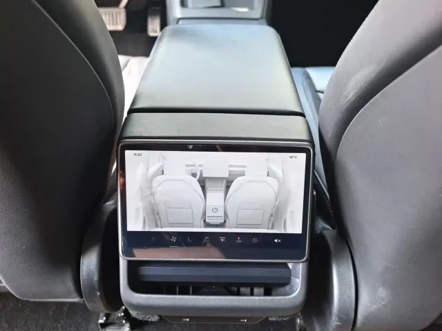 Tesla Model 3 — Фото автомобиля 12