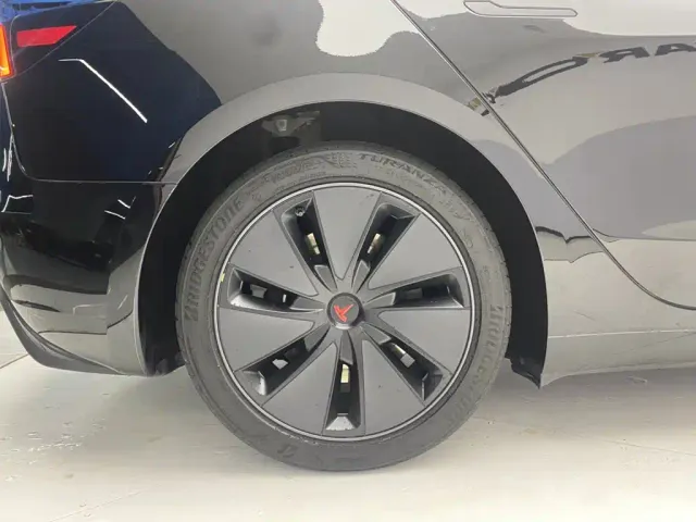 Tesla Model 3 — Фото автомобиля 11