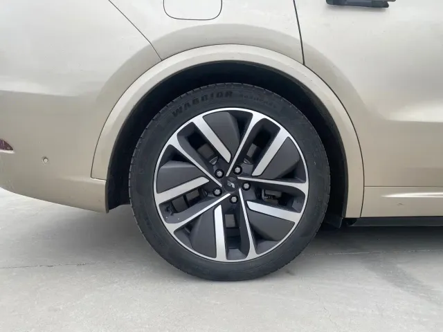Li Auto L9 — Фото автомобиля 10