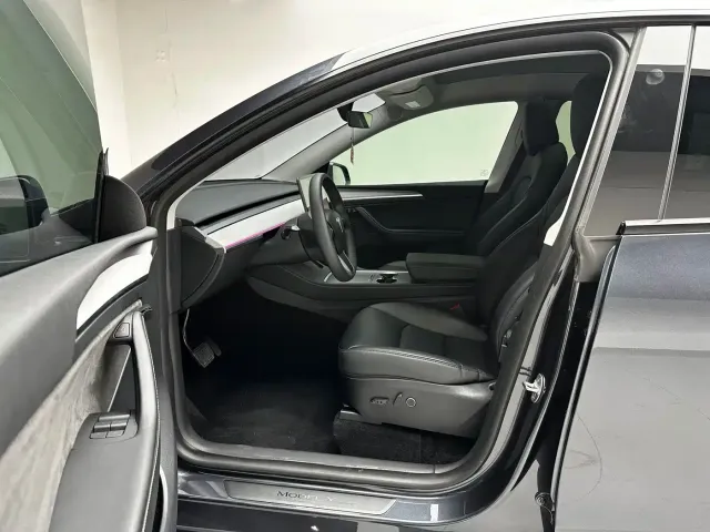 Tesla Model Y — Фото автомобиля 9