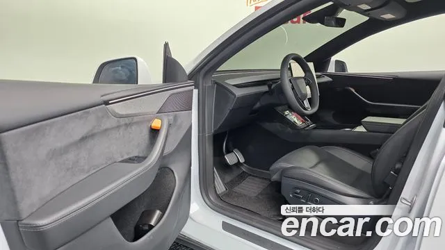 Tesla Model Y — Фото автомобиля 15