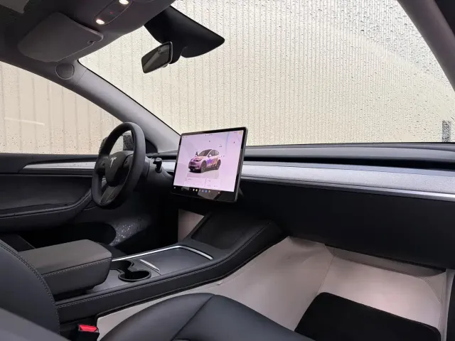Tesla Model Y — Фото автомобиля 24