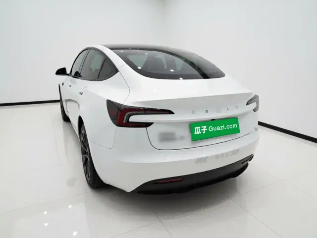 Tesla Model 3 — Фото автомобиля 4