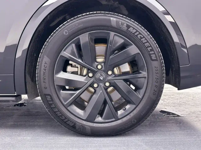 Li Auto L8 — Фото автомобиля 30