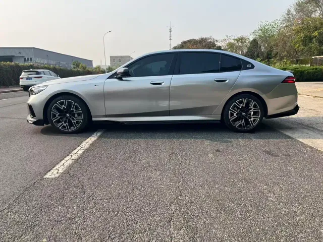 BMW 5 Series — Фото автомобиля 10