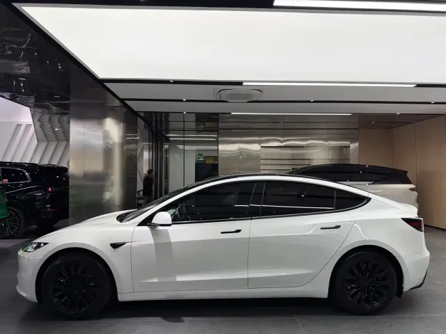 Tesla Model 3 — Фото автомобиля 13