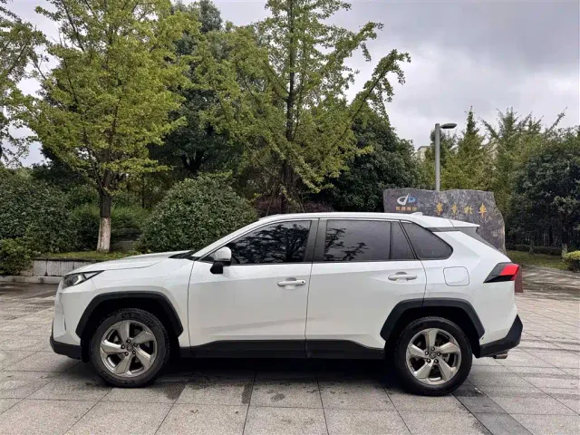 Toyota RAV4 — Фото автомобиля 9
