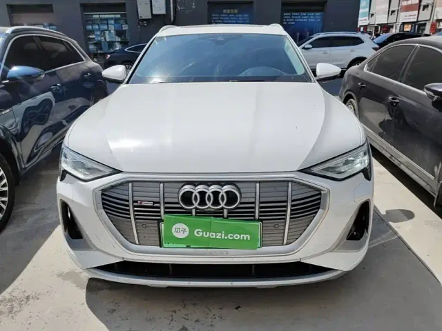 Audi e-tron — Фото автомобиля 2
