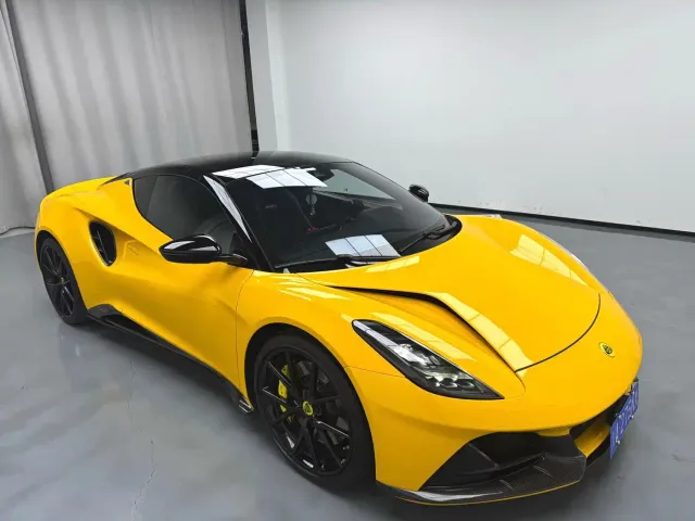 Lotus Emira — Фото автомобиля 3