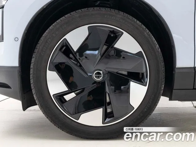 Volvo EX30 — Фото автомобиля 7