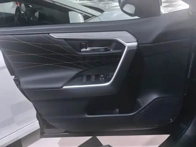 Toyota RAV4 — Фото автомобиля 7