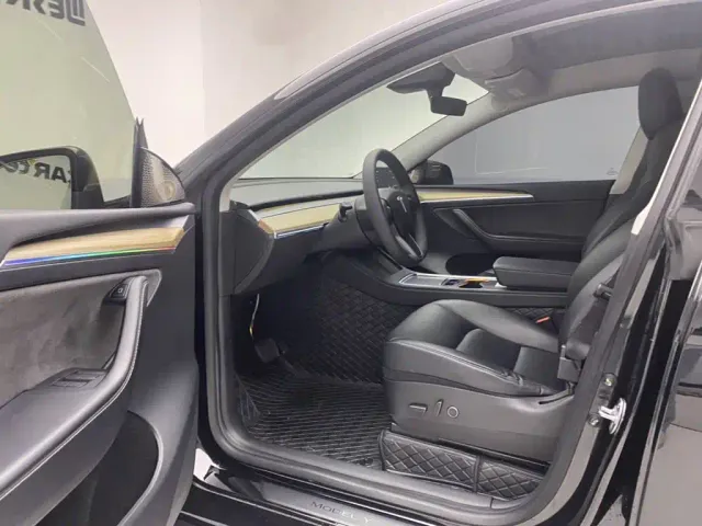 Tesla Model Y — Фото автомобиля 17