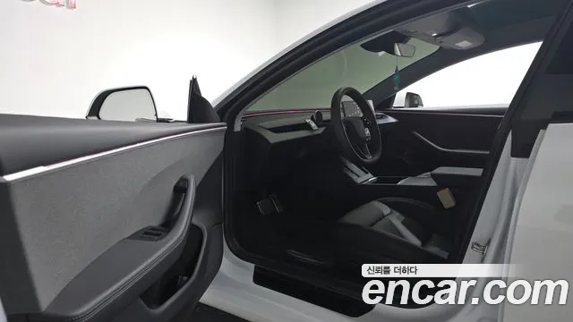 Tesla Model 3 — Фото автомобиля 10