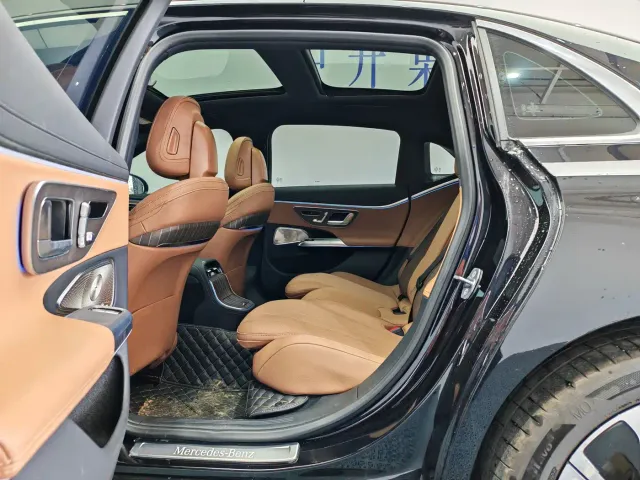Mercedes-Benz E-Class — Фото автомобиля 12