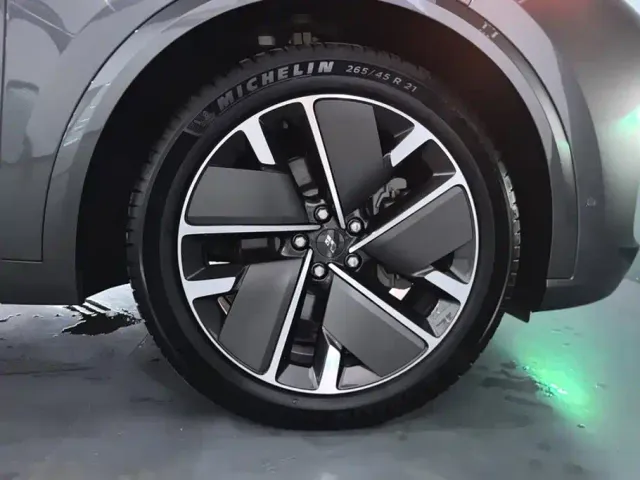 Li Auto L8 — Фото автомобиля 6