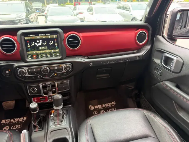 Jeep Wrangler — Фото автомобиля 12
