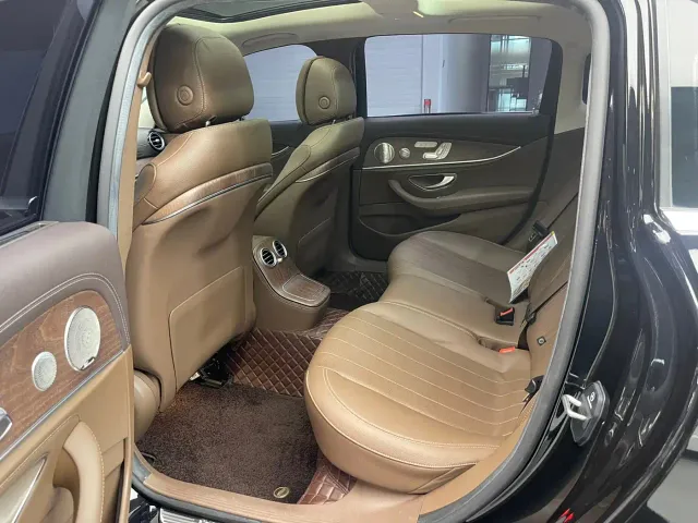 Mercedes-Benz E-Class — Фото автомобиля 12