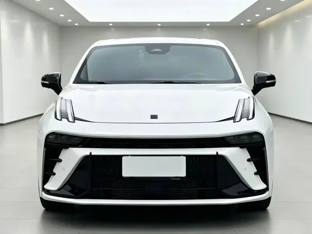 Lynk & Co 03 — Фото автомобиля 2