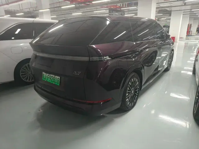 Xpeng X9 — Фото автомобиля 4