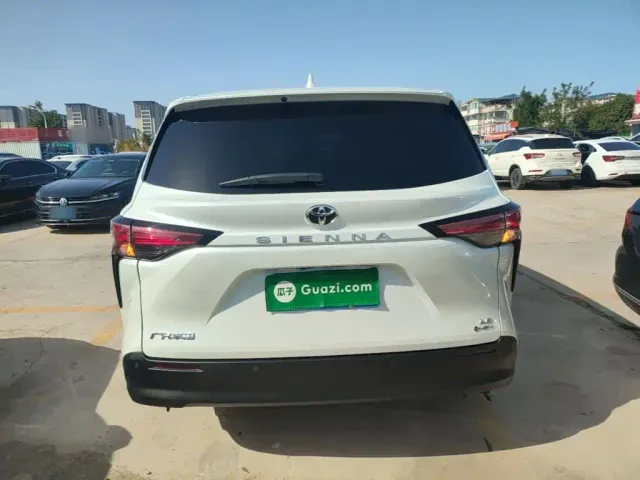 Toyota Sienna — Фото автомобиля 5