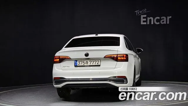 Volkswagen Jetta — Фото автомобиля 4