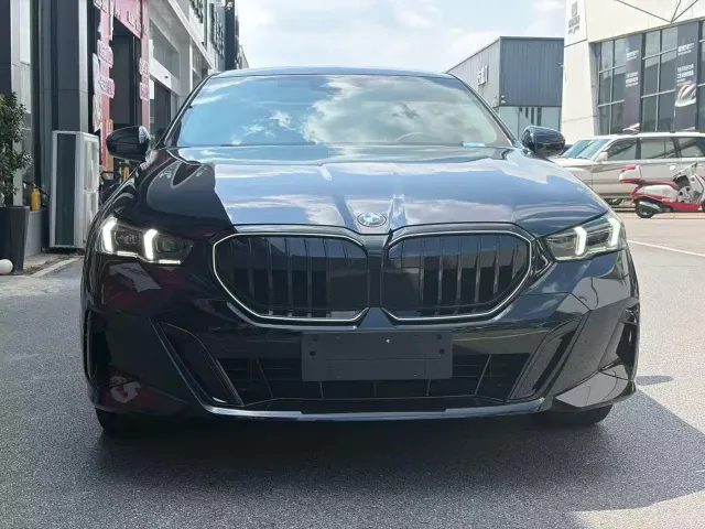 BMW 5 Series — Фото автомобиля 2