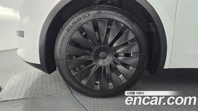 Tesla Model Y — Фото автомобиля 5