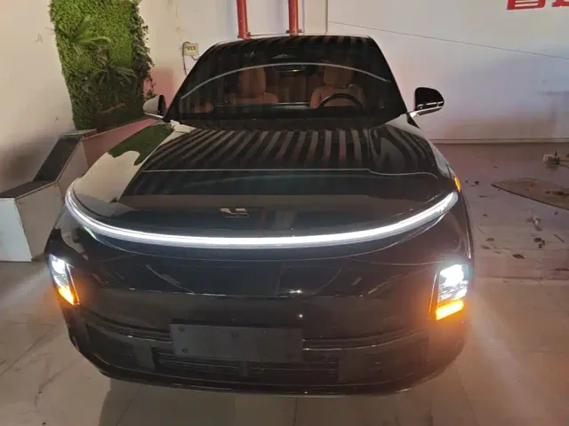 Li Auto L8 — Фото автомобиля 2