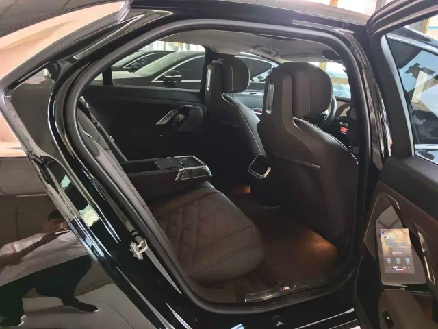 BMW i7 — Фото автомобиля 12
