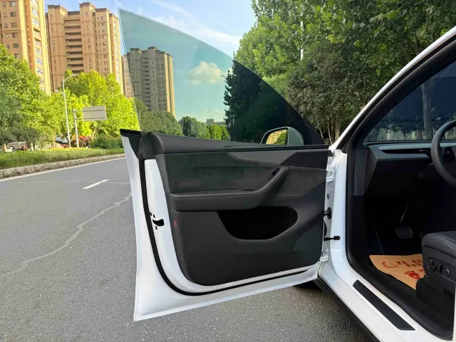 Tesla Model Y L — Фото автомобиля 6