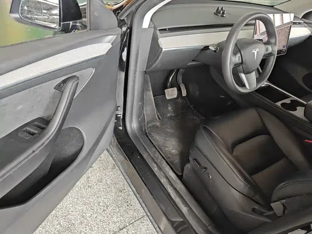 Tesla Model Y — Фото автомобиля 15