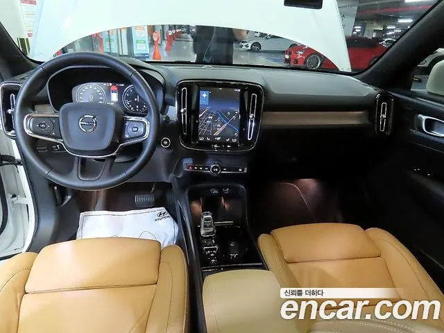 Вольво XC40 — Фото автомобиля 10