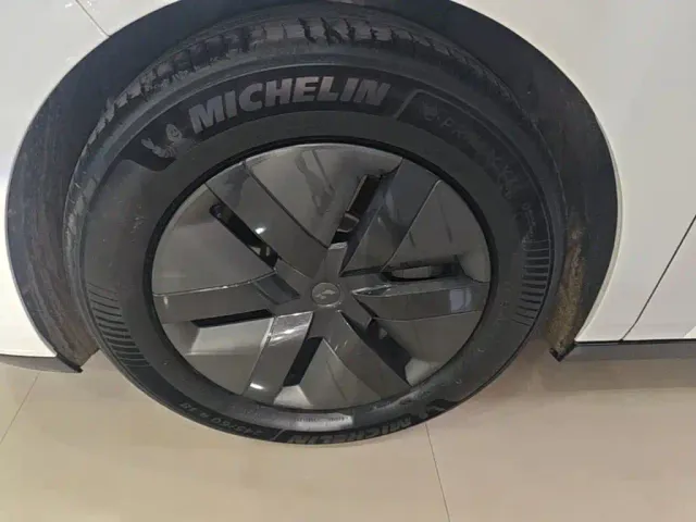 Li Auto MEGA — Фото автомобиля 22