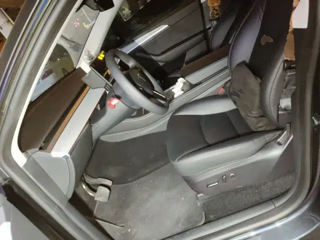 Tesla Model Y — Фото автомобиля 16