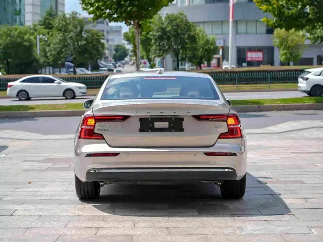Volvo S60 — Фото автомобиля 15