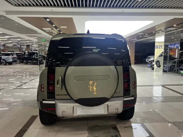 Land Rover Defender — Фото автомобиля 12