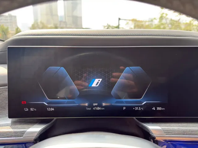 BMW i7 — Фото автомобиля 12