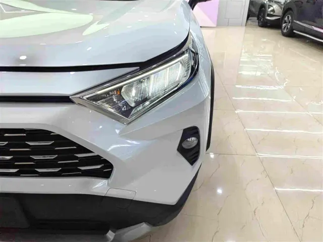 Toyota RAV4 — Фото автомобиля 11