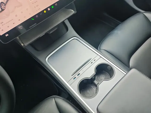 Tesla Model Y — Фото автомобиля 25