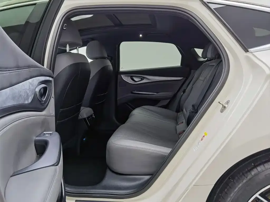 BYD Seal 2024 Glory Edition DM-i 1.5L 121km Luxury — Фото автомобиля 15